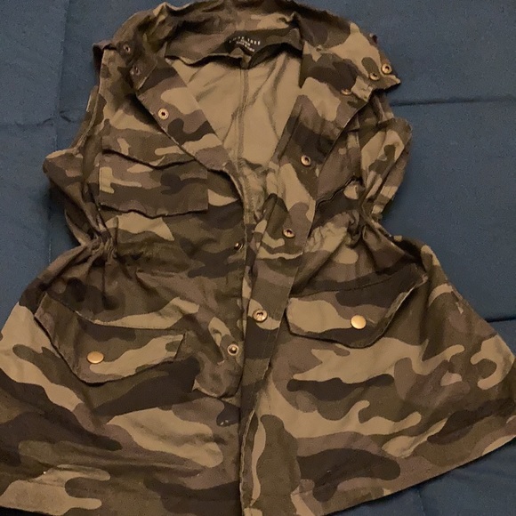 Camo vest with drawstring waist super cute NWOT